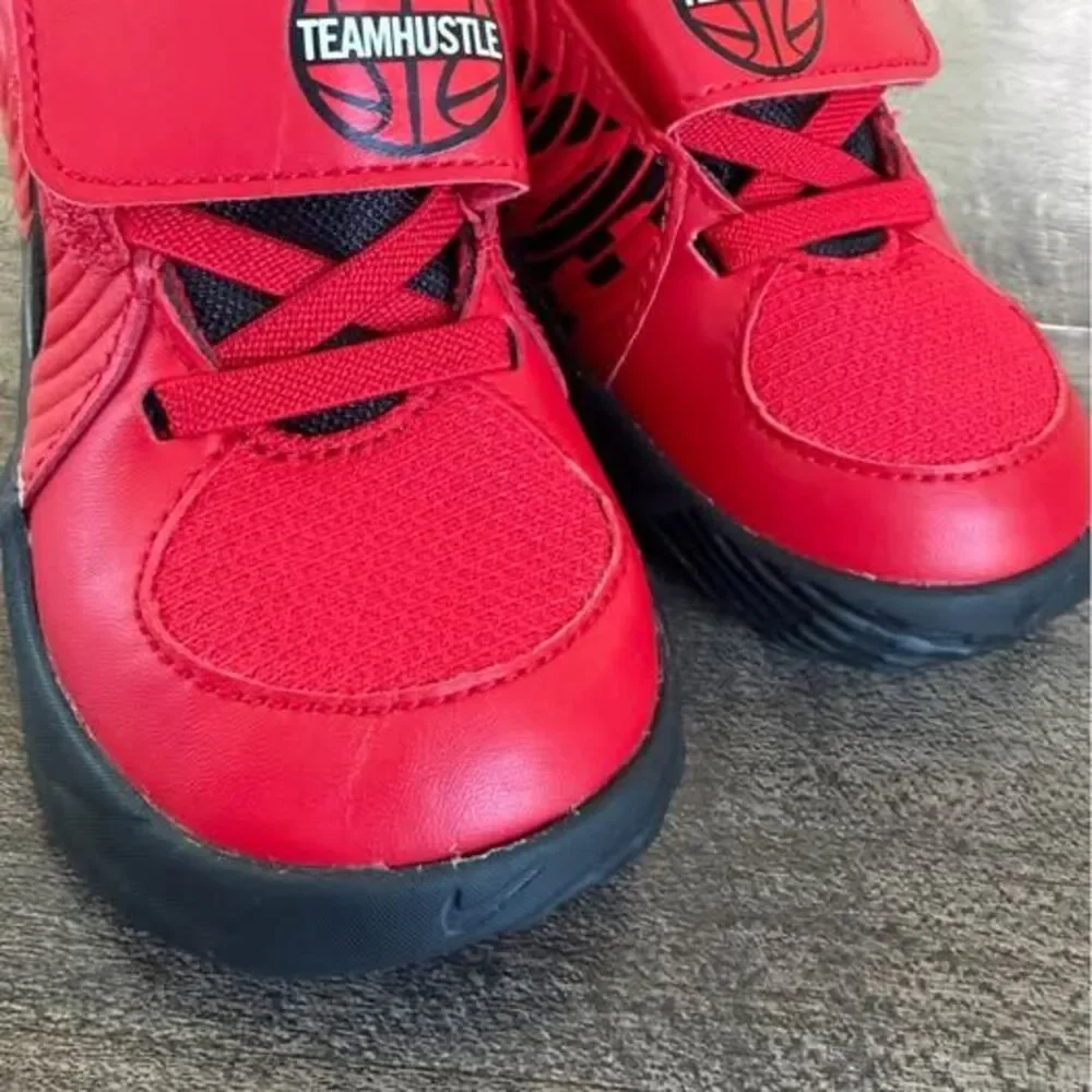 Nike Toddler Team Hustle D 9 basketball shoes size 4c